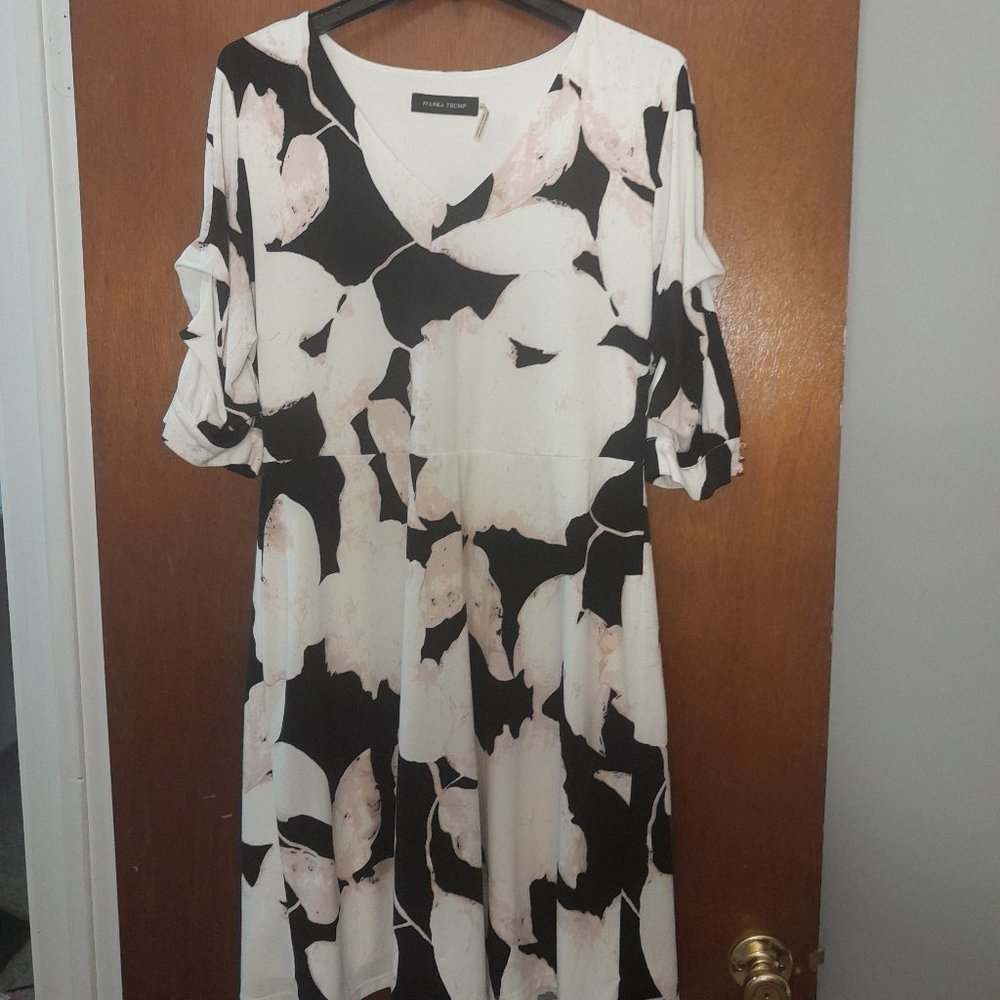 Ivanka Trump Floral Flar Knee Length Dress